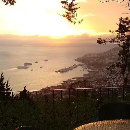 Charmoso No Funchal, Com Grande Jardim E Vista Esplêndida *