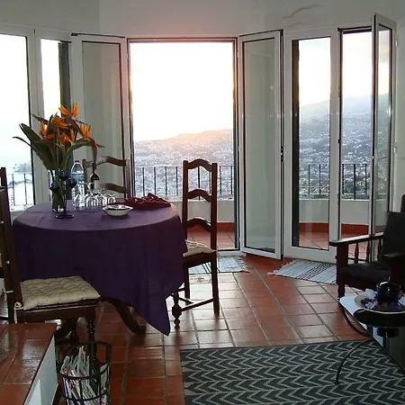 Charmoso No Funchal, Com Grande Jardim E Vista Esplêndida *